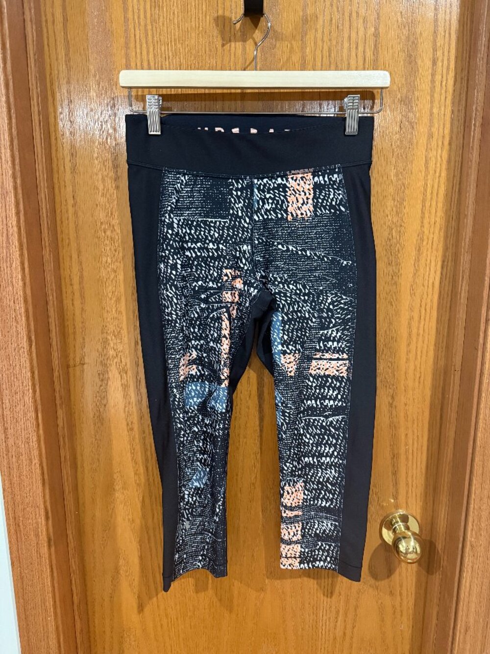 Under Armour HeatGear Compression Capri Leggings MD/M Black Abstract Pattern